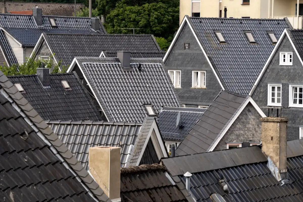 Steep roof eaves and gutter lines on houses in Brandon, FL